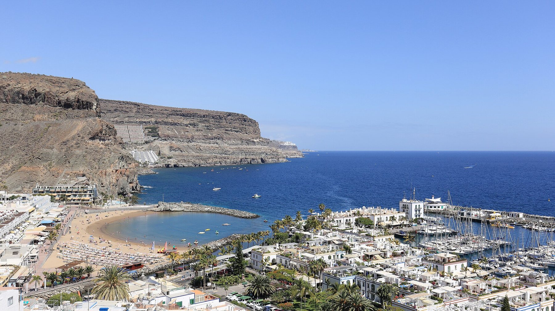 Puerto de Mogán med marina, strand og fjell på Gran Canaria