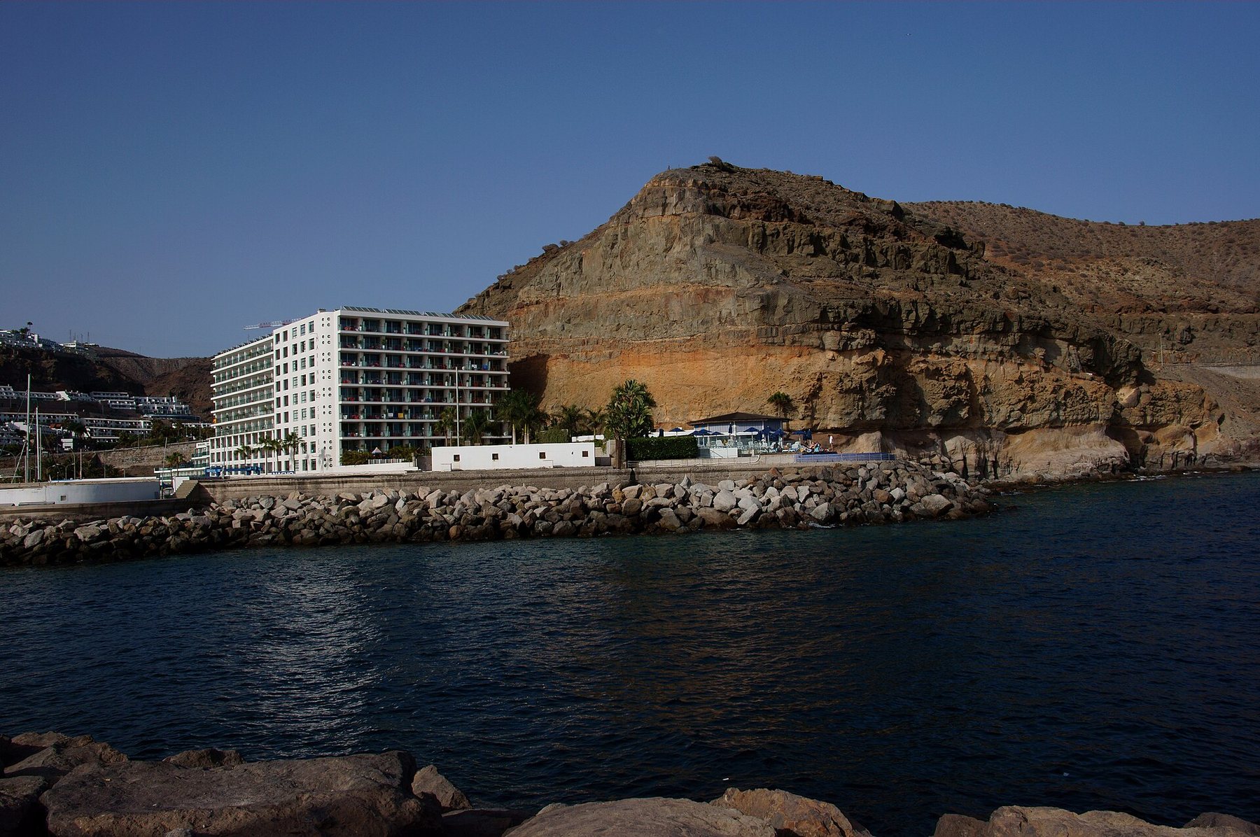 Havn og kystlinje i Puerto Rico på Gran Canaria