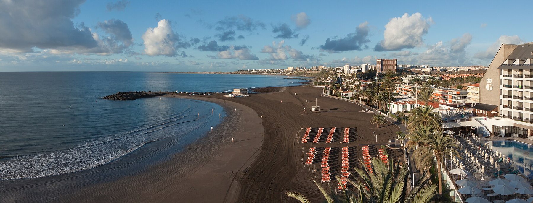 Stranden i San Agustín med solsenger og kystlinje