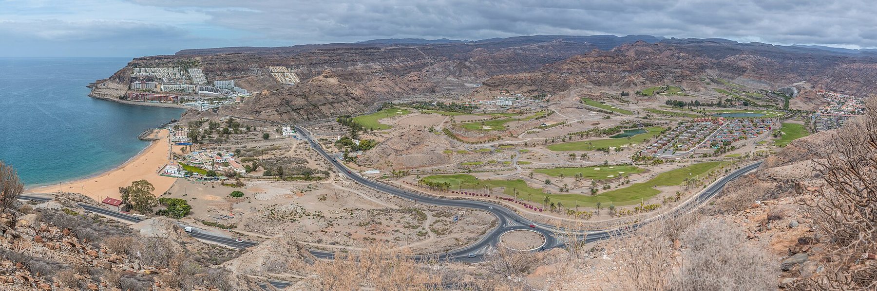 Tauro-dalen med golfområde og fjell på Gran Canaria